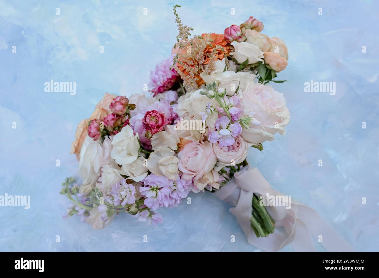 Bouquet de mariage de printemps coloré sur la surface bleue Banque D'Images