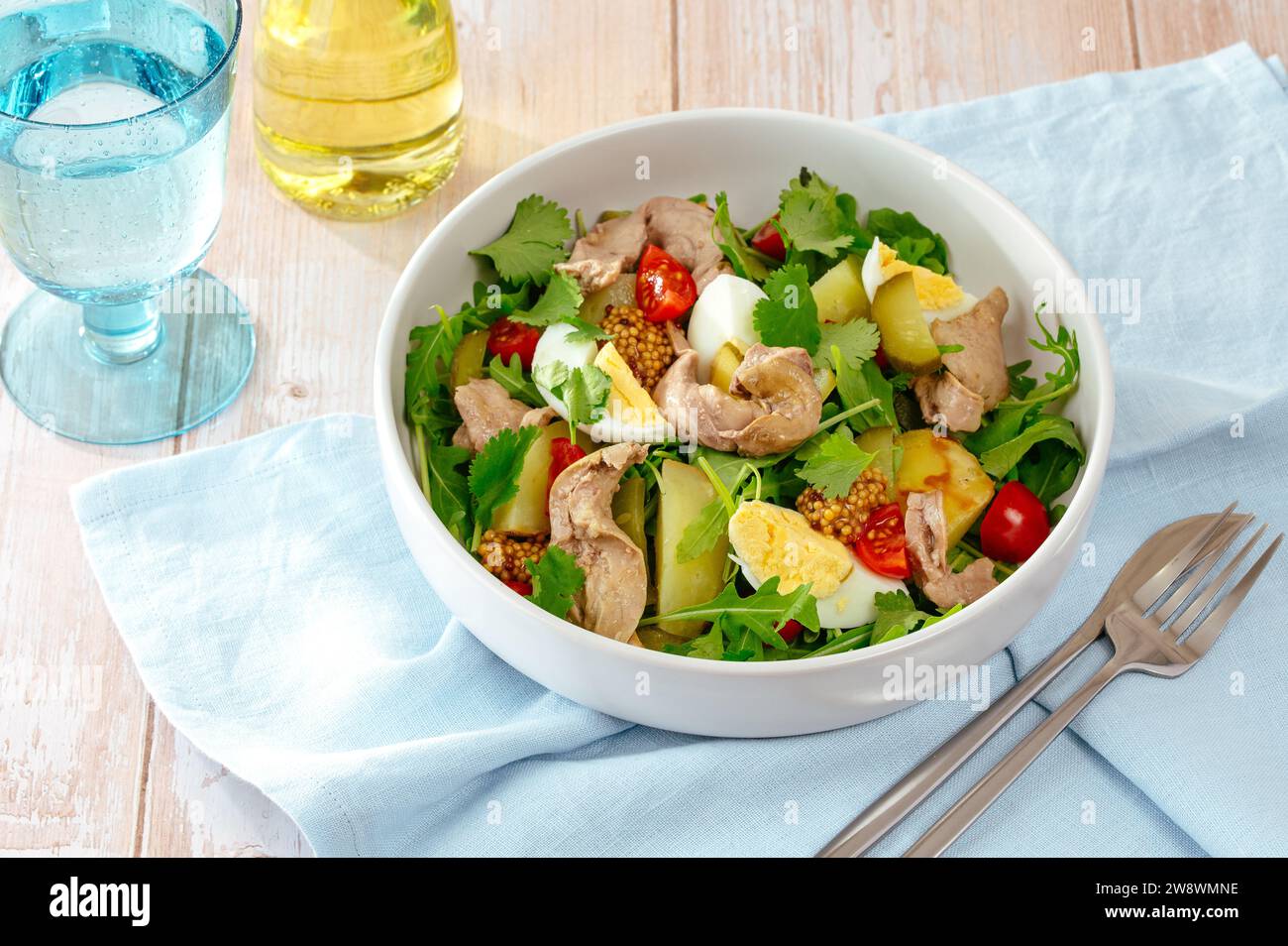 salade avec foie de morue, pommes de terre, œuf dans un bol Banque D'Images