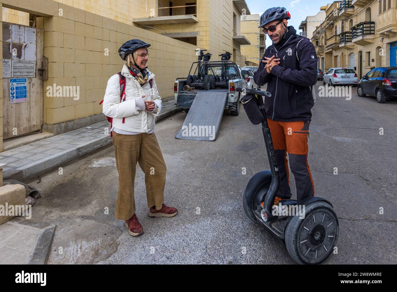 Une visite en Segway sur l'île de Gozo, à Malte, commence à Munxar par un court exercice d'équilibre pour les participants. Banque D'Images
