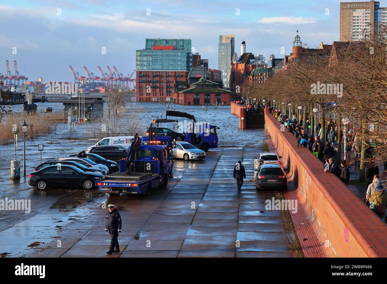 Hambourg, Allemagne. 22 décembre 2023. Les véhicules sont remorqués loin du marché aux poissons inondé. Il y a un risque d'onde de tempête grave pour la côte allemande de la mer du Nord et Hambourg vendredi. Credit : Christian Charisius/dpa - ATTENTION : les plaques d'immatriculation ont été pixelisées pour des raisons juridiques/dpa/Alamy Live News Banque D'Images