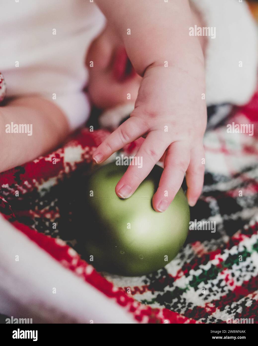 Baby Hand on Green christmas Ornament Banque D'Images