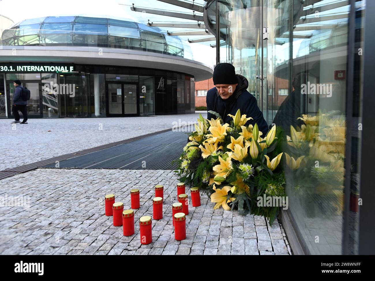 Zlin, République tchèque. 22 décembre 2023. Milan Adamek, recteur de l'Université Tomas Bata de Zlin, rend hommage à un lieu de culte avec des bougies créées devant l'université en relation avec la fusillade tragique de la veille à la Faculté des Arts de l'Université Charles de Prague, où 13 personnes ont perdu la vie et 25 autres ont été blessées, à Zlin, en République tchèque, le 22 décembre 2023. Crédit : Dalibor Gluck/CTK photo/Alamy Live News Banque D'Images