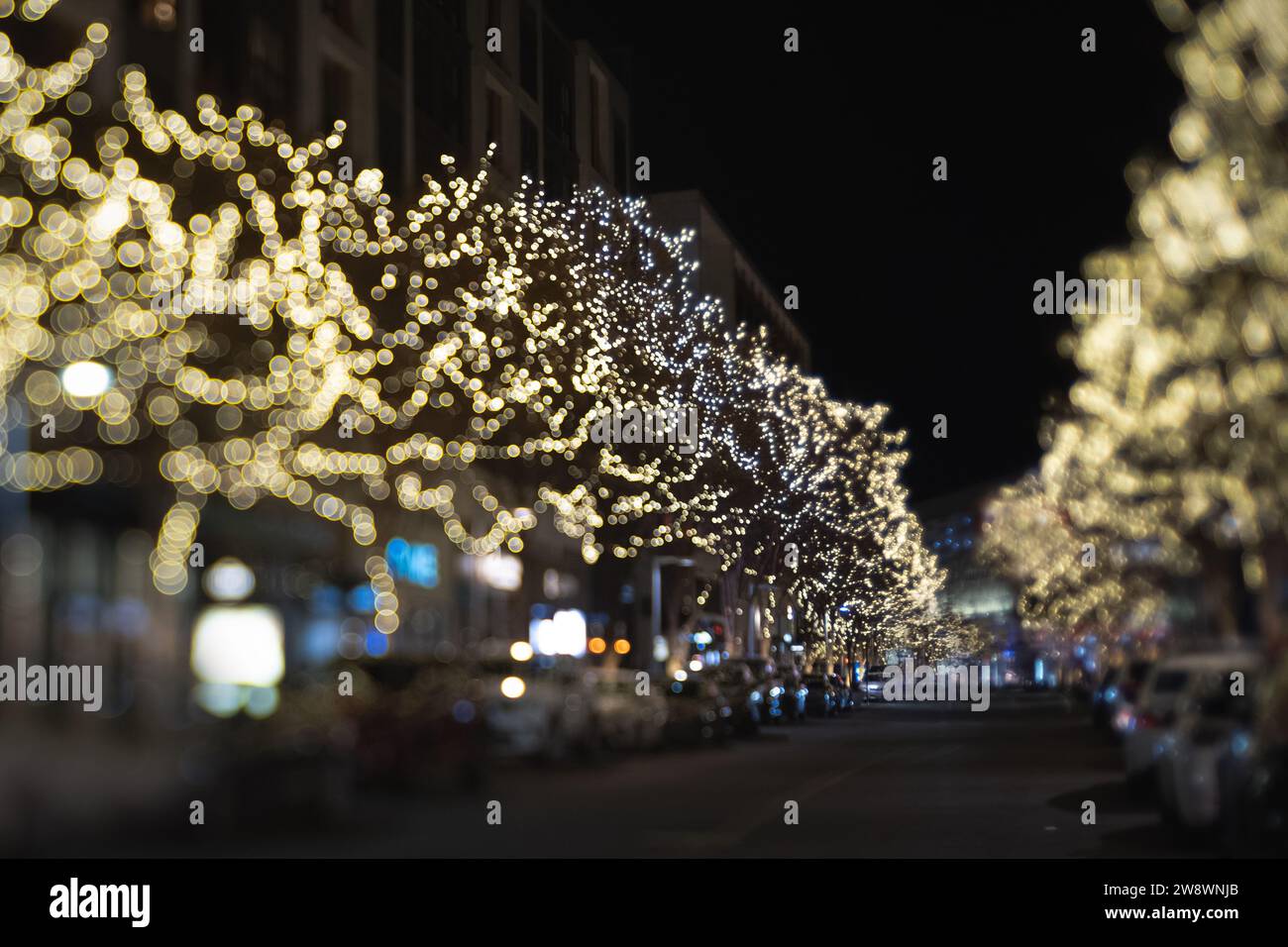 Lumières incandescentes de la rue commerçante en décembre. Banque D'Images
