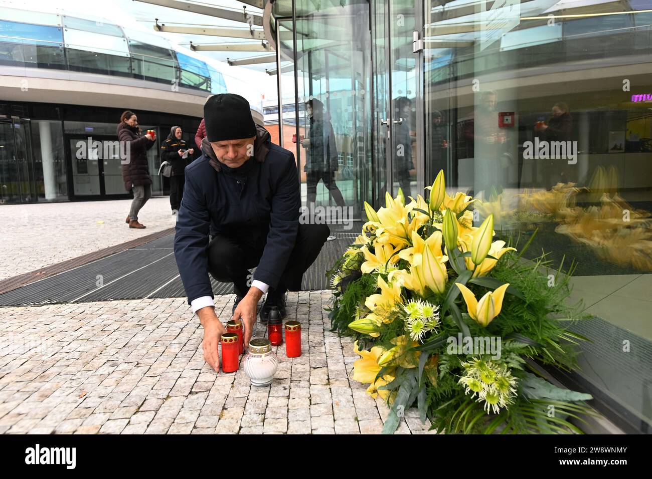 Zlin, République tchèque. 22 décembre 2023. Milan Adamek, recteur de l'Université Tomas Bata de Zlin, rend hommage à un lieu de culte avec des bougies créées devant l'université en relation avec la fusillade tragique de la veille à la Faculté des Arts de l'Université Charles de Prague, où 13 personnes ont perdu la vie et 25 autres ont été blessées, à Zlin, en République tchèque, le 22 décembre 2023. Crédit : Dalibor Gluck/CTK photo/Alamy Live News Banque D'Images