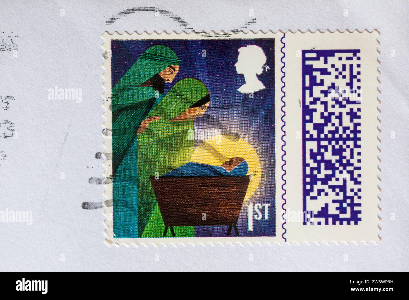 Timbre de Noël de 1ère classe collé sur l'enveloppe - timbre à code à barres, timbre à barres UK - timbre-poste de première classe Banque D'Images