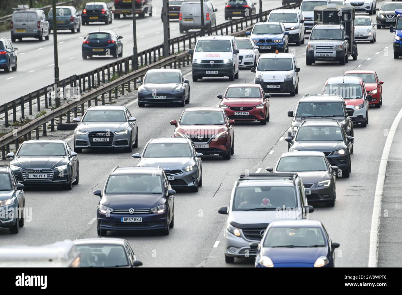 Autoroute M5, Sandwell, 22 décembre 2023. Le trafic des escapades de Noël a reculé jusqu'à la jonction 1 de la M5 près de Birmingham, par des véhicules bloqués à la jonction 8 de l'autoroute M6 qui mène au nord et au sud. On s'attend à ce que des milliers de conducteurs fassent le tableau de bord de Noël pour être en famille ce soir. Crédit : Arrêter Press Media/Alamy Live News Banque D'Images