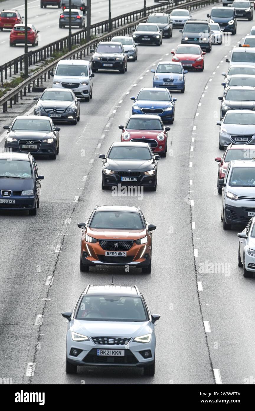 Autoroute M5, Sandwell, 22 décembre 2023. Le trafic des escapades de Noël a reculé jusqu'à la jonction 1 de la M5 près de Birmingham, par des véhicules bloqués à la jonction 8 de l'autoroute M6 qui mène au nord et au sud. On s'attend à ce que des milliers de conducteurs fassent le tableau de bord de Noël pour être en famille ce soir. Crédit : Arrêter Press Media/Alamy Live News Banque D'Images