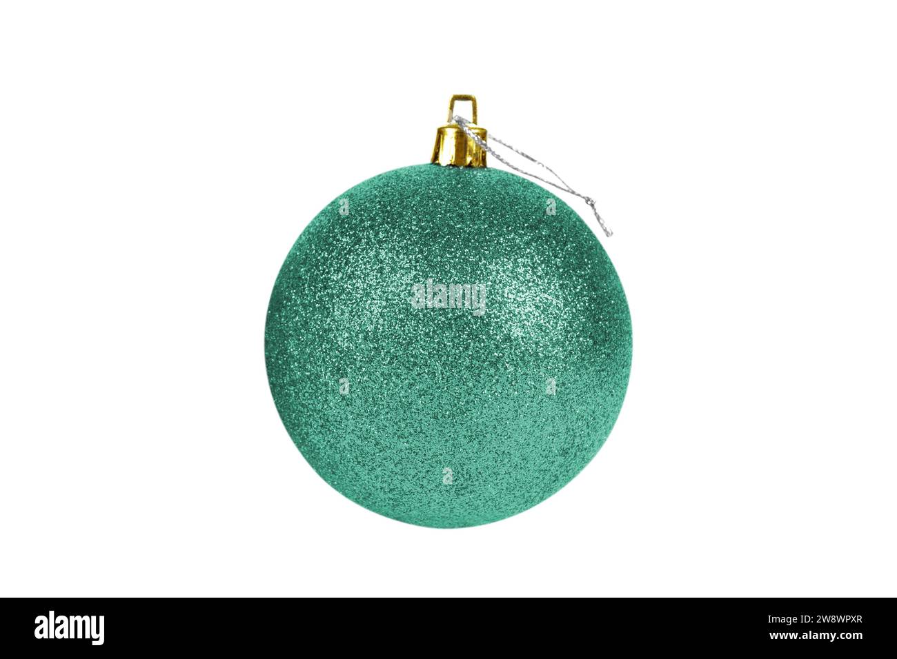 Une boule de Noël scintillante turquoise isolée sur fond blanc. Jouet décoratif, boule brillante recouverte de paillettes. Décor pour le sapin de Noël et Banque D'Images