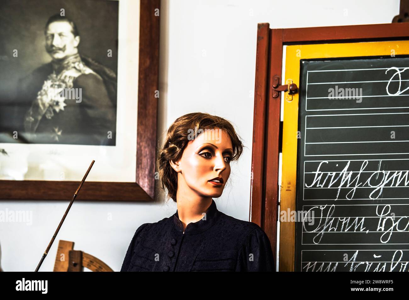 Historique ancienne classe avec femme enseignant, altes historisches salle mit Lehrerin Banque D'Images