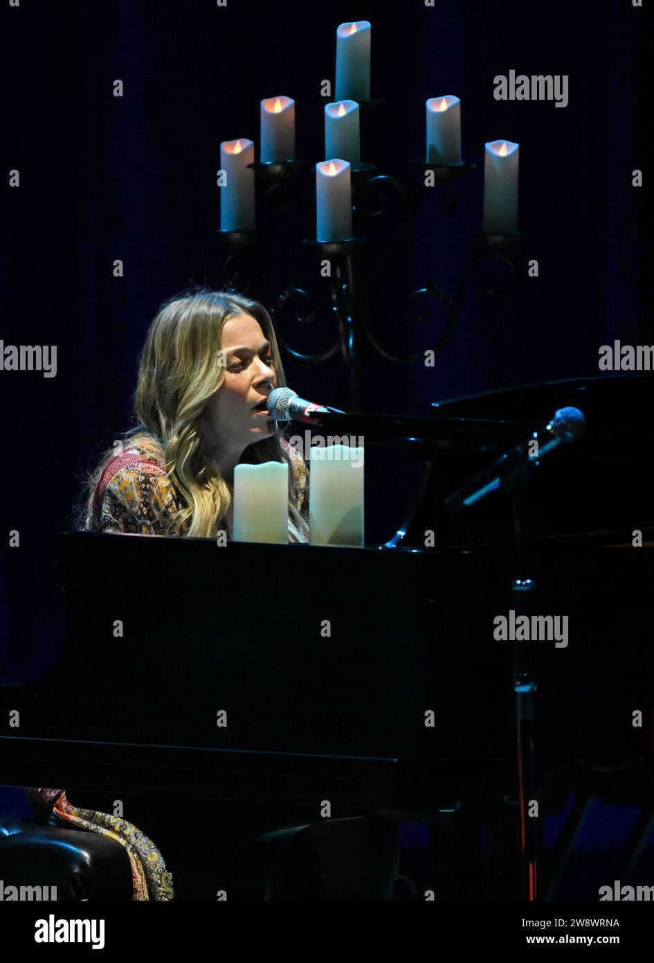 Miami, Floride, États-Unis. 21 décembre 2023. Leann rimes se produit lors de Joy : The Holiday Tour au Knight concert Hall le 21 décembre 2023 à Miami en Floride. Crédit : Mpi04/Media Punch/Alamy Live News Banque D'Images