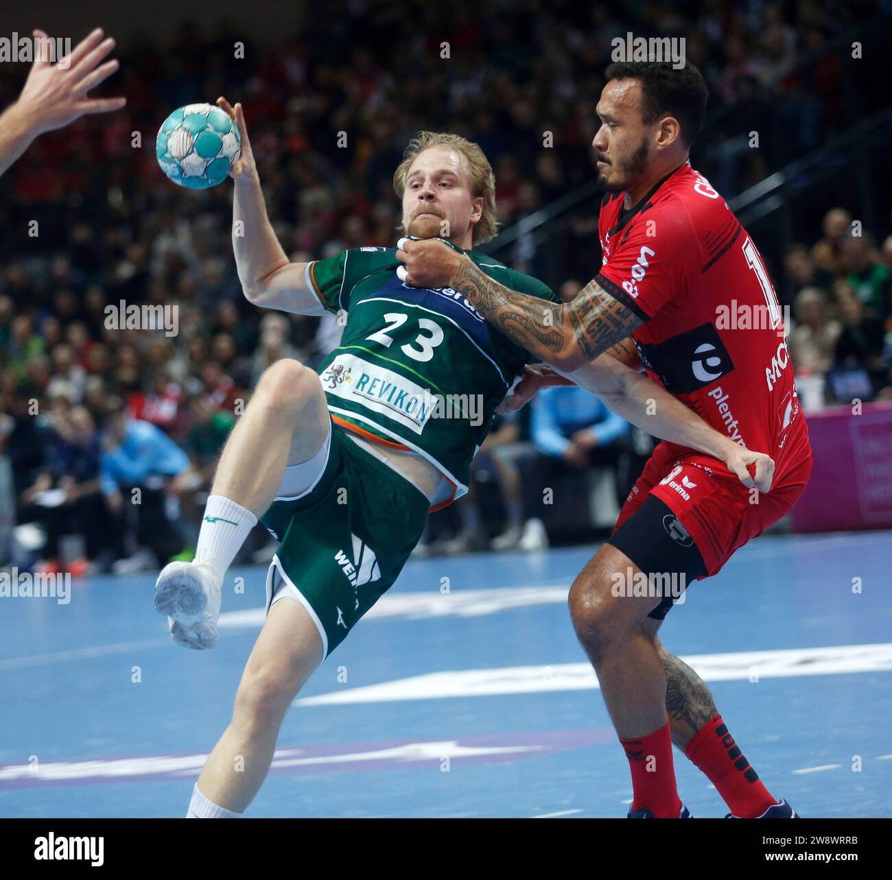 Wetzlar, Buderus Arena, 16.12.23 : Magnus Fredriksen (l., Wetzlar) - Rogerio Moraes Ferreira (r., Melsungen) beim Handball Bundesliga Spiel HSG Wetzlar Banque D'Images