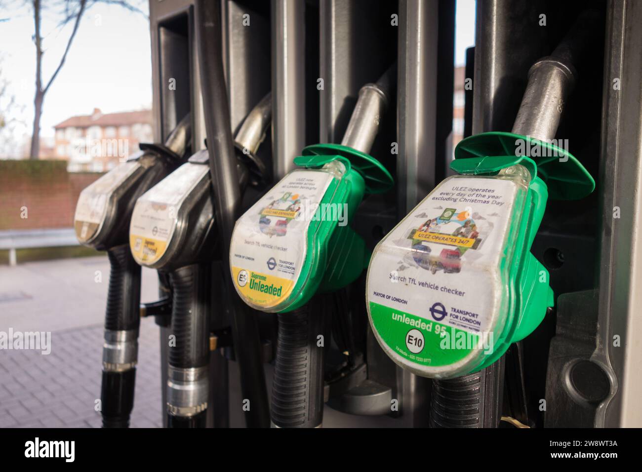 Gros plan de pompes à essence et de buses sur une station-service avant à Londres, Angleterre, Royaume-Uni Banque D'Images