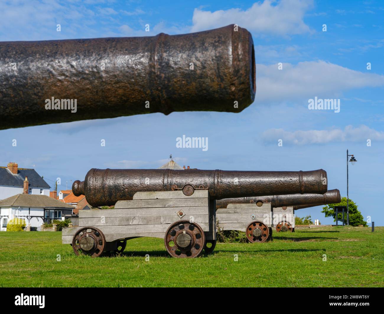 La ligne emblématique de canons de 18 livres qui bordent le front de mer à Gun Hill à Southwold, Suffolk. Banque D'Images