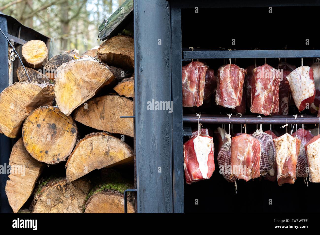 Fumage écologique de viande de porc dans un fumoir domestique au feu de bois. Aliments sains et