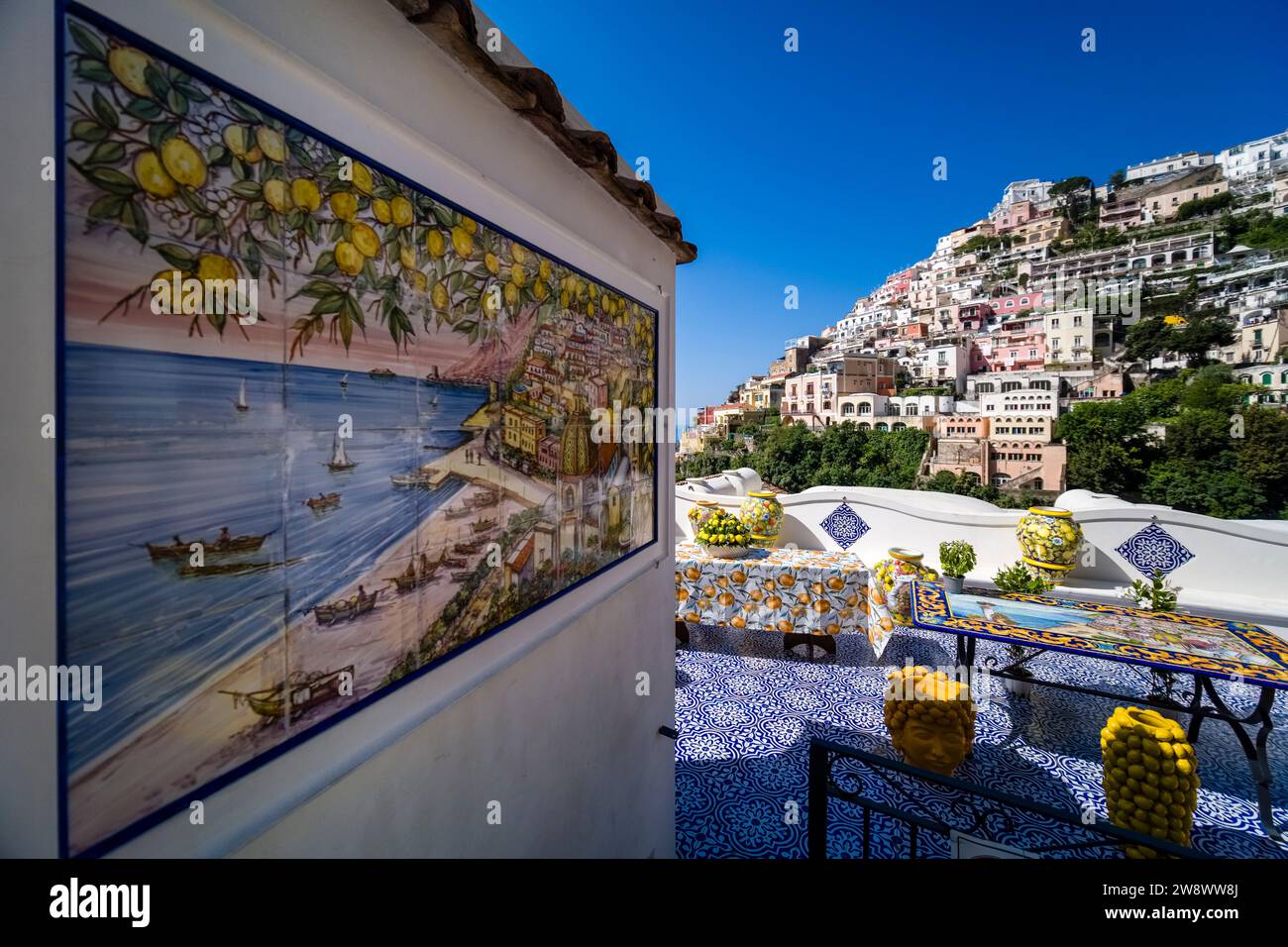 Des œuvres d'art en céramique colorées sont vendues à Positano, sur la côte amalfitaine, située sur une colline surplombant la mer Méditerranée. Banque D'Images