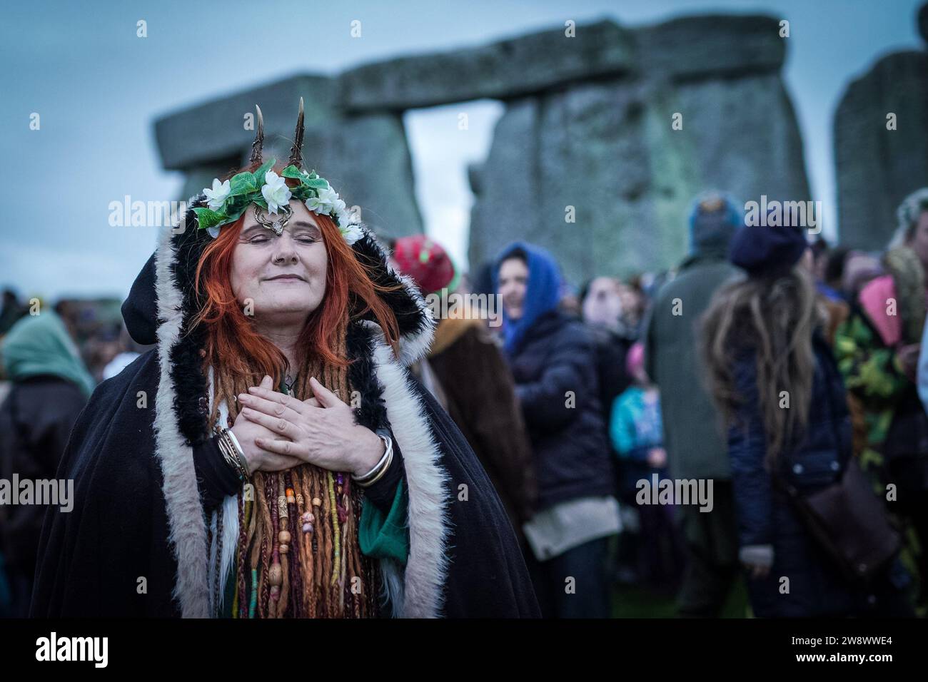 Wiltshire, Royaume-Uni. 22 décembre 2023. Célébrations du solstice d'hiver à Stonehenge. Les révélateurs, y compris les druides et les païens modernes, se réunissent à Stonehenge sur la plaine de Salisbury pour célébrer le premier jour de l'hiver - le jour le plus court et la nuit la plus longue de l'année. Crédit : Guy Corbishley/Alamy Live News Banque D'Images