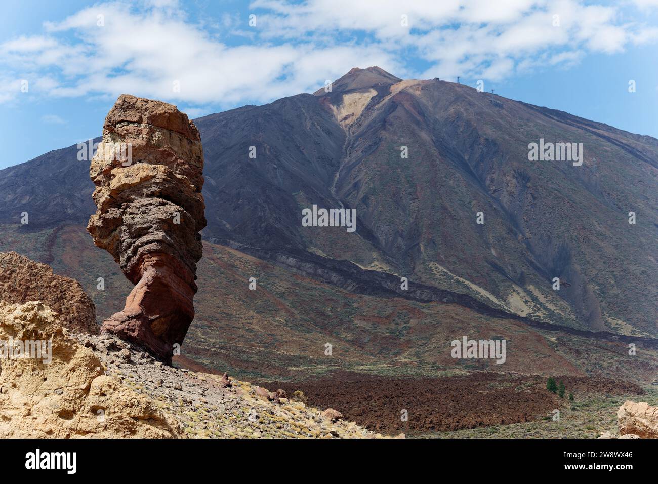 Vue sur le mont Teide, avec Roque Cinchado au premier plan, île de Tenerife, îles Canaries, Espagne. Parc national du Teide. Banque D'Images