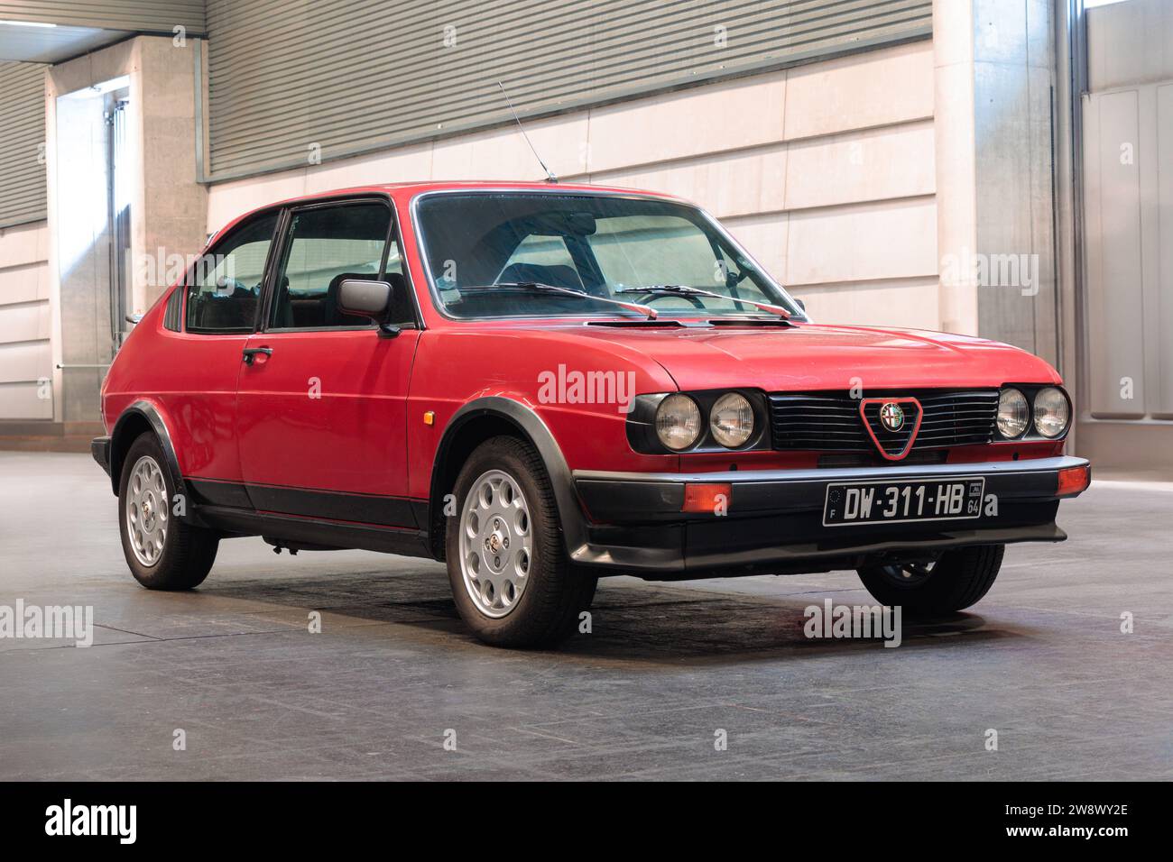 Bilbao, Espagne-11 novembre 2023 : 1979 Alfa Romeo Alfasud Ti (Sprint) dans un parking couvert Banque D'Images