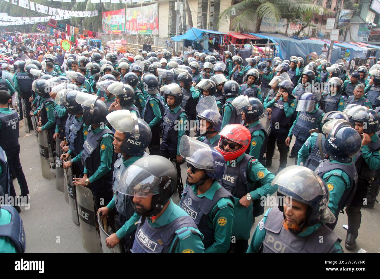 Dhaka Bangladesh22 December2023, la police a été mobilisée pour la sécurité du peuple dans le contexte des troubles politiques qui sévissent dans le pays. n Banque D'Images