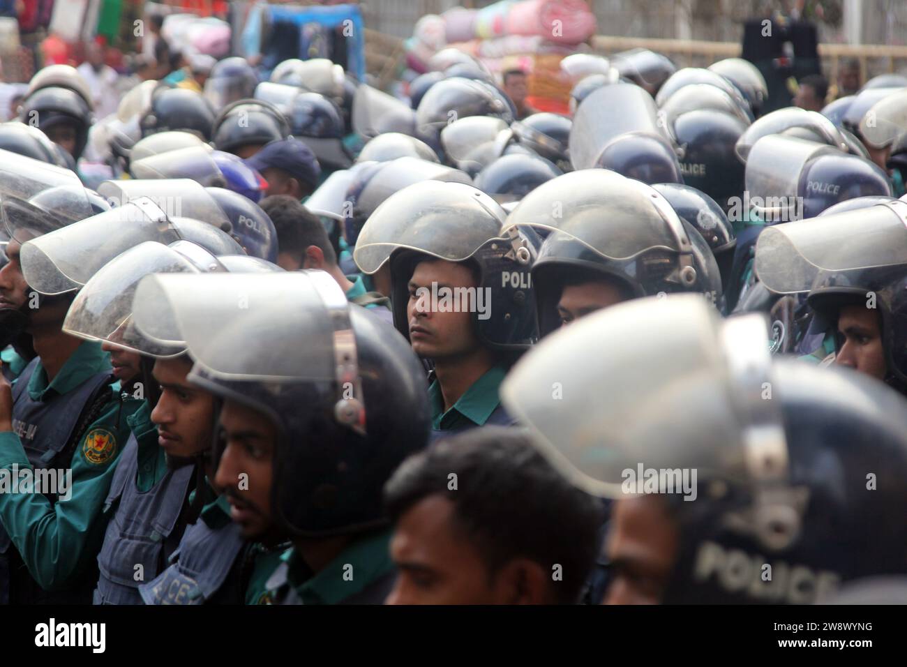 Dhaka Bangladesh22 December2023, la police a été mobilisée pour la sécurité du peuple dans le contexte des troubles politiques qui sévissent dans le pays. n Banque D'Images
