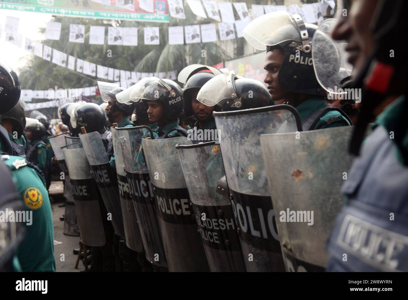 Dhaka Bangladesh22 December2023, la police a été mobilisée pour la sécurité du peuple dans le contexte des troubles politiques qui sévissent dans le pays. n Banque D'Images