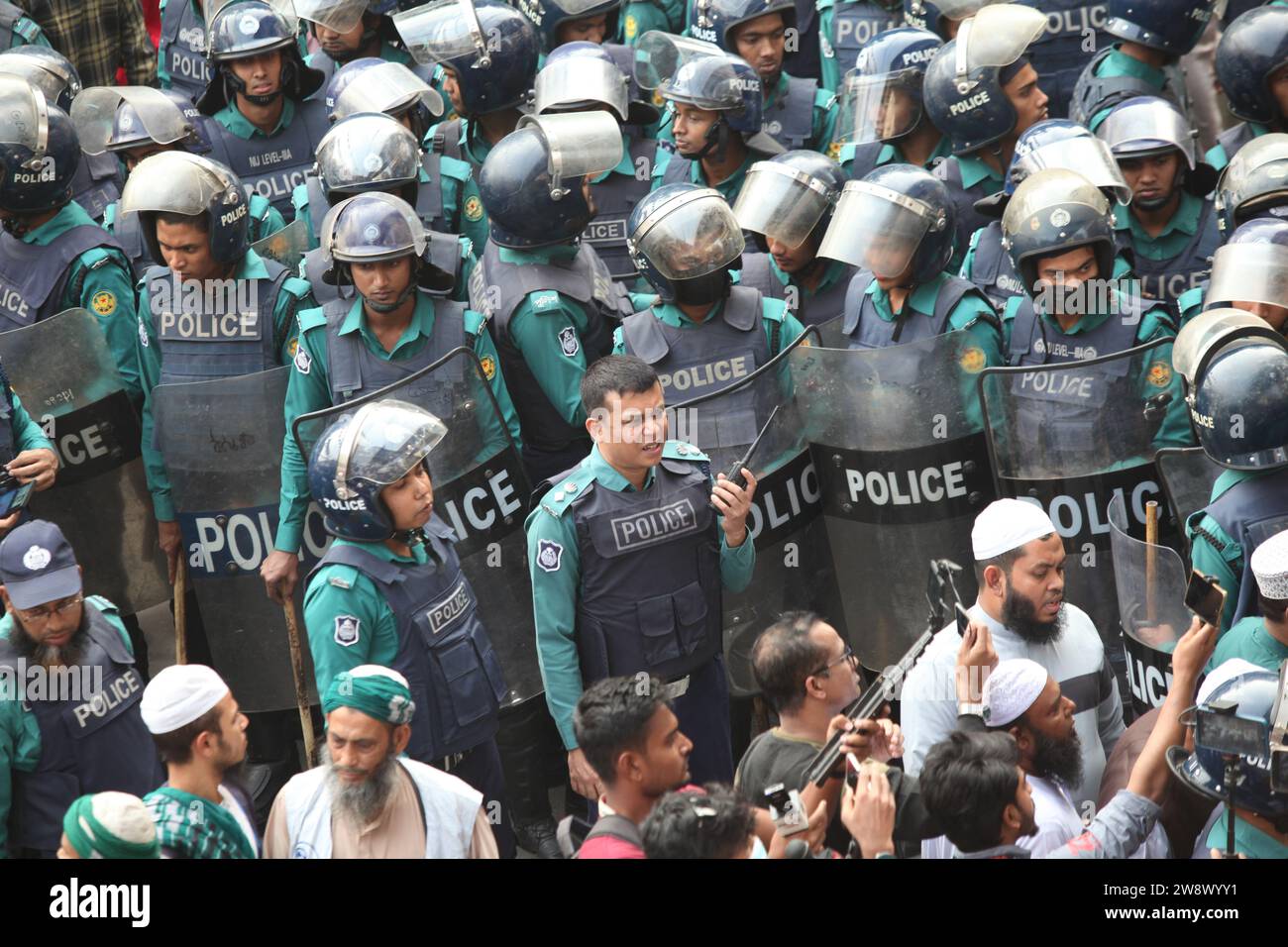 Dhaka Bangladesh22 December2023, la police a été mobilisée pour la sécurité du peuple dans le contexte des troubles politiques qui sévissent dans le pays. n Banque D'Images
