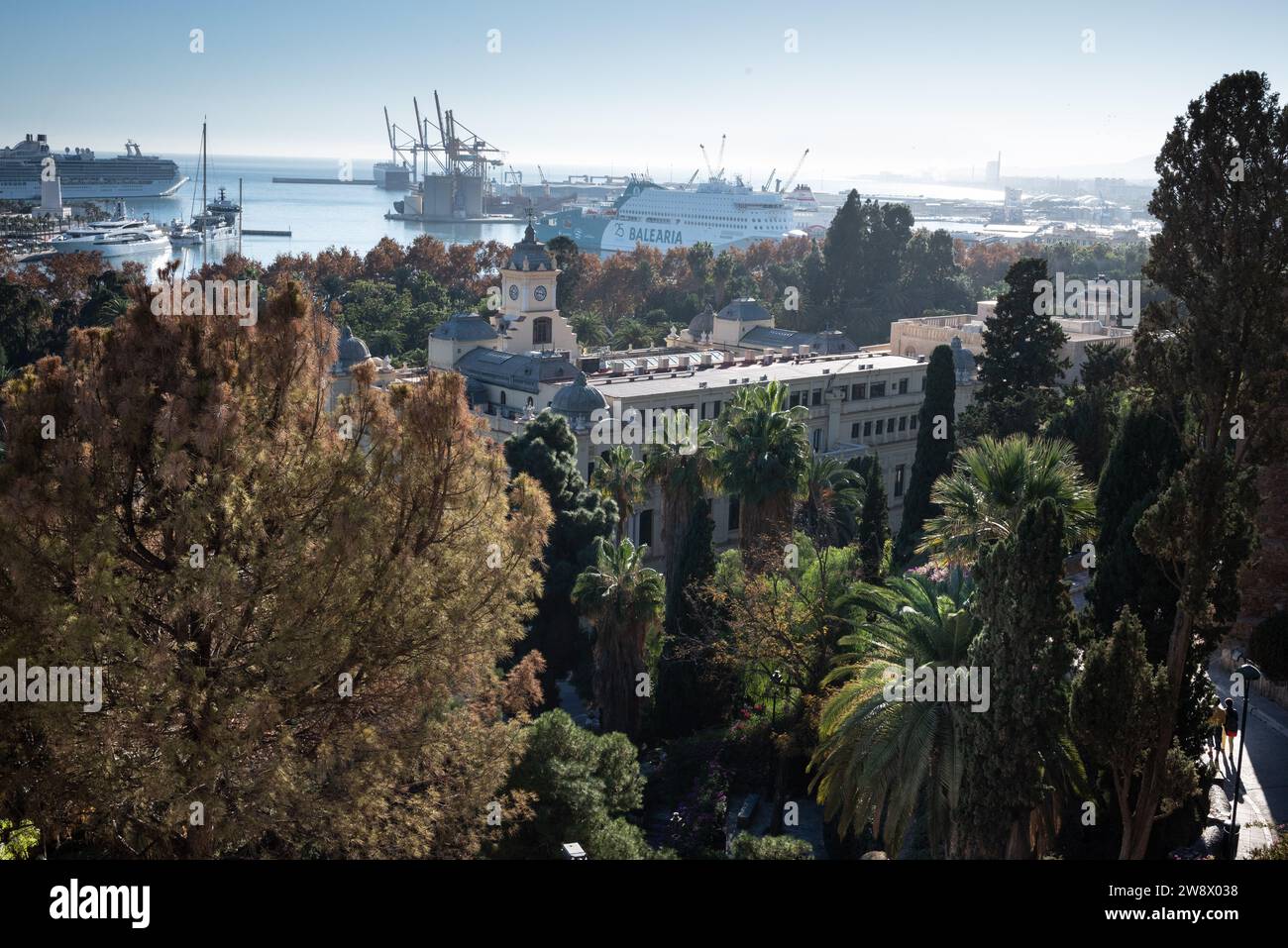 Vue sur le port de Malaga depuis Alcazaba des fortifications de Málaga Banque D'Images