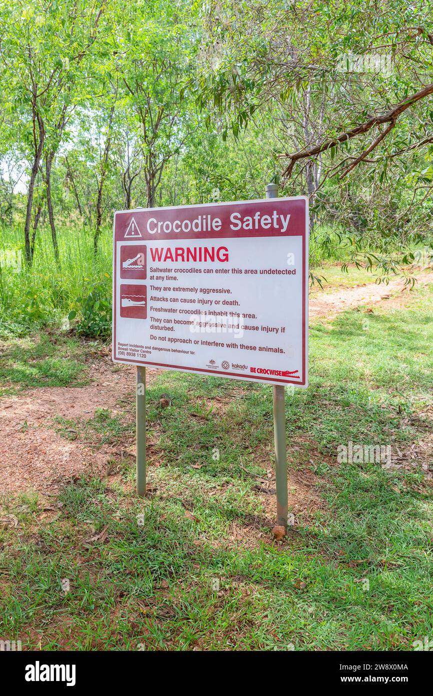 Danger crocodiles, pas de natation - Un panneau d'avertissement situé dans le territoire du Nord, Australie. Banque D'Images