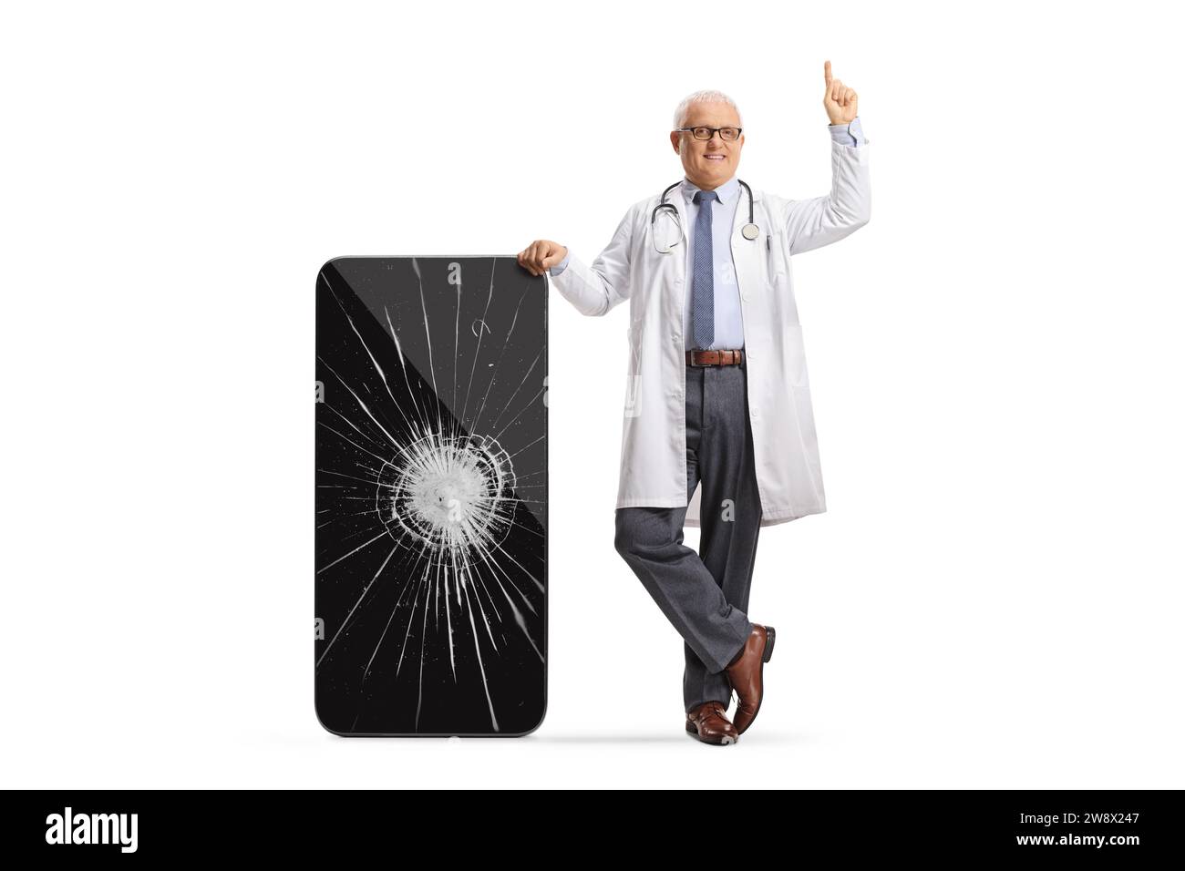 Docteur appuyé sur un smartphone avec un écran fissuré et pointant vers le haut isolé sur fond blanc Banque D'Images
