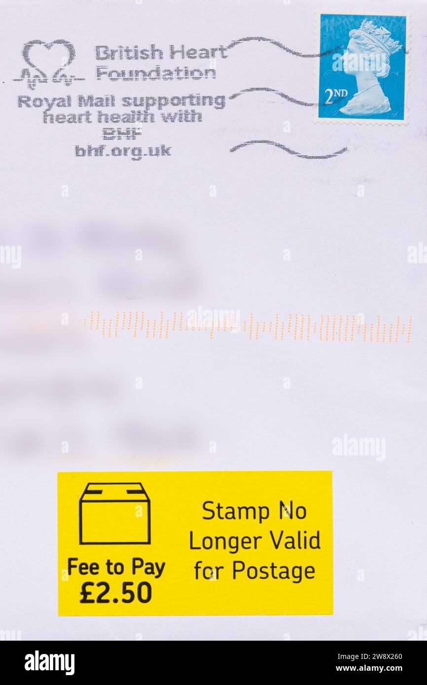 Timbre n'est plus valable pour affranchir l'autocollant de courrier royal sur la carte de noël avec timbre sans code à barres posté en novembre 2023 après 6 mois de délai de grâce Banque D'Images