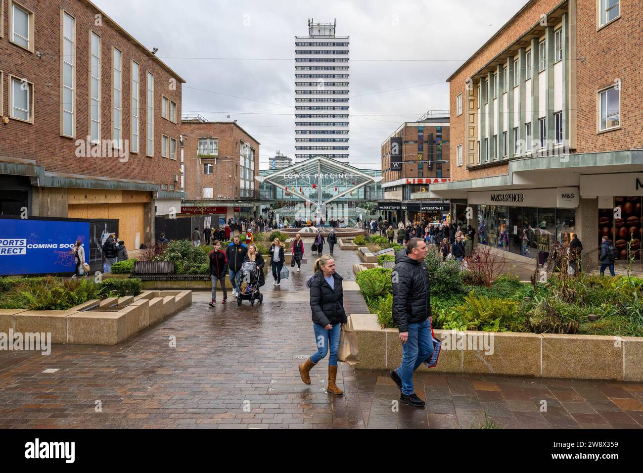 Coventry, Royaume-Uni. 22 décembre 2023. Le centre-ville de Coventry était très occupé par les acheteurs qui achètent leurs produits de Noël de dernière minute aujourd'hui. Les foules affluaient vers le centre-ville. Crédit : AG News/Alamy Live News Banque D'Images