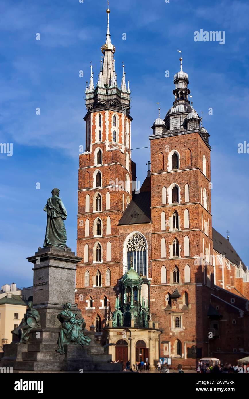 Basilique Sainte-Marie et monument Adam Mickiewicz, à Kraków, Pologne Banque D'Images