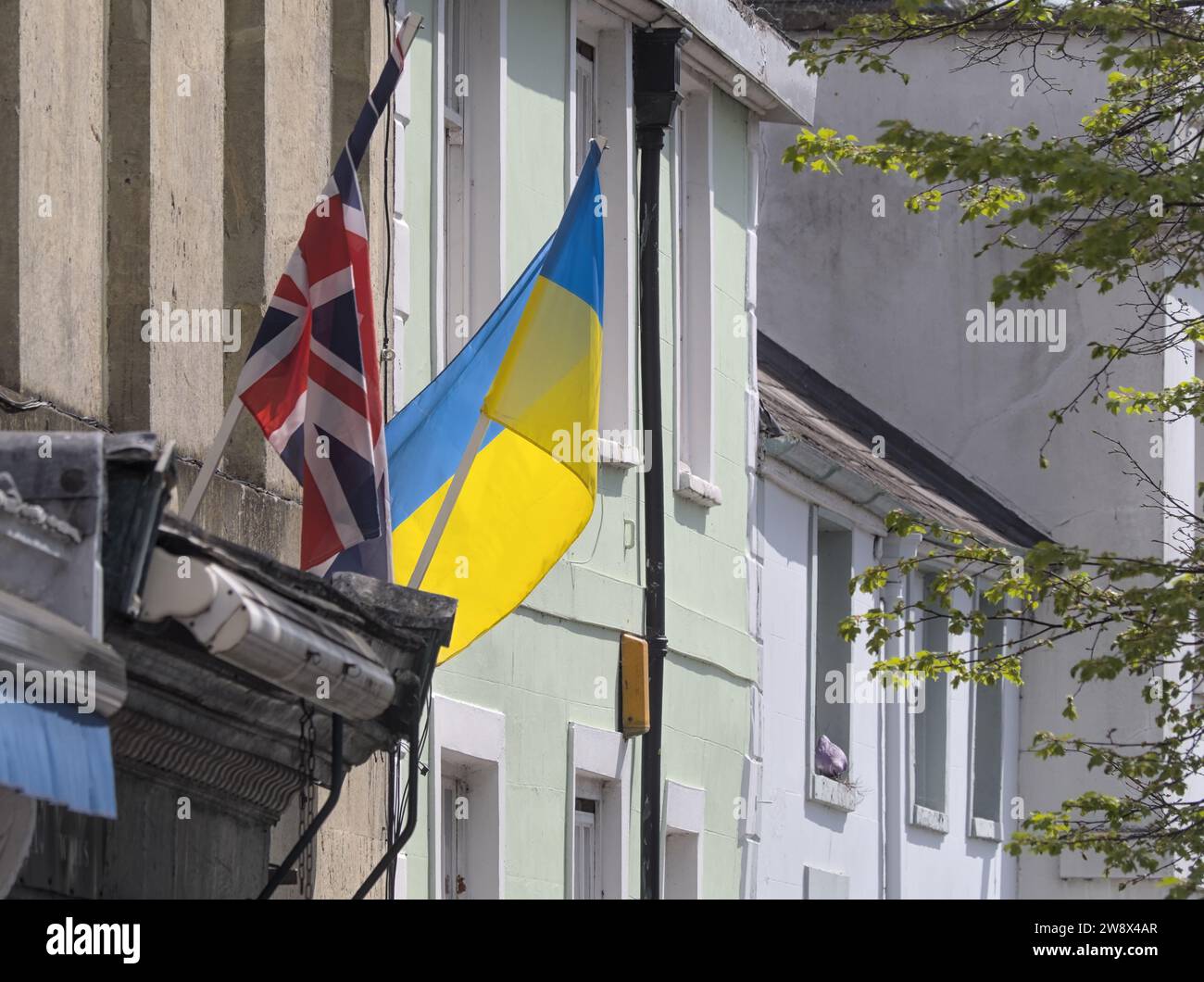 Les drapeaux du Royaume-Uni et de l'Ukraine devant Pump House à Faringdon, Oxfordshire, en Angleterre, pour montrer leur solidarité avec l'Ukraine Banque D'Images