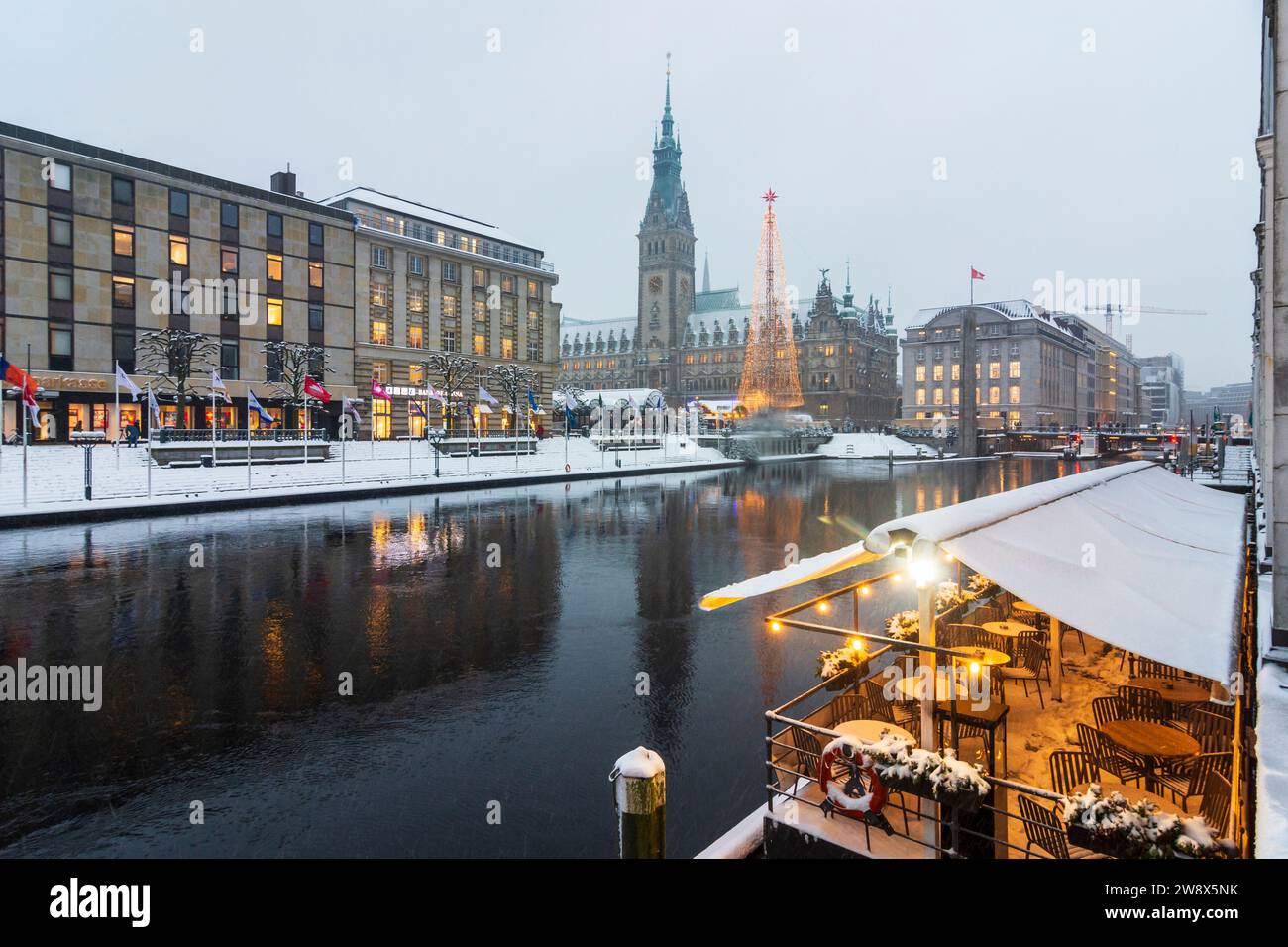 Hambourg : marché de Noël de Hambourg en face de la mairie, décoration de Noël, stands de vente, gens, chutes de neige, canal Kleine Alster à , Hambourg, Germa Banque D'Images