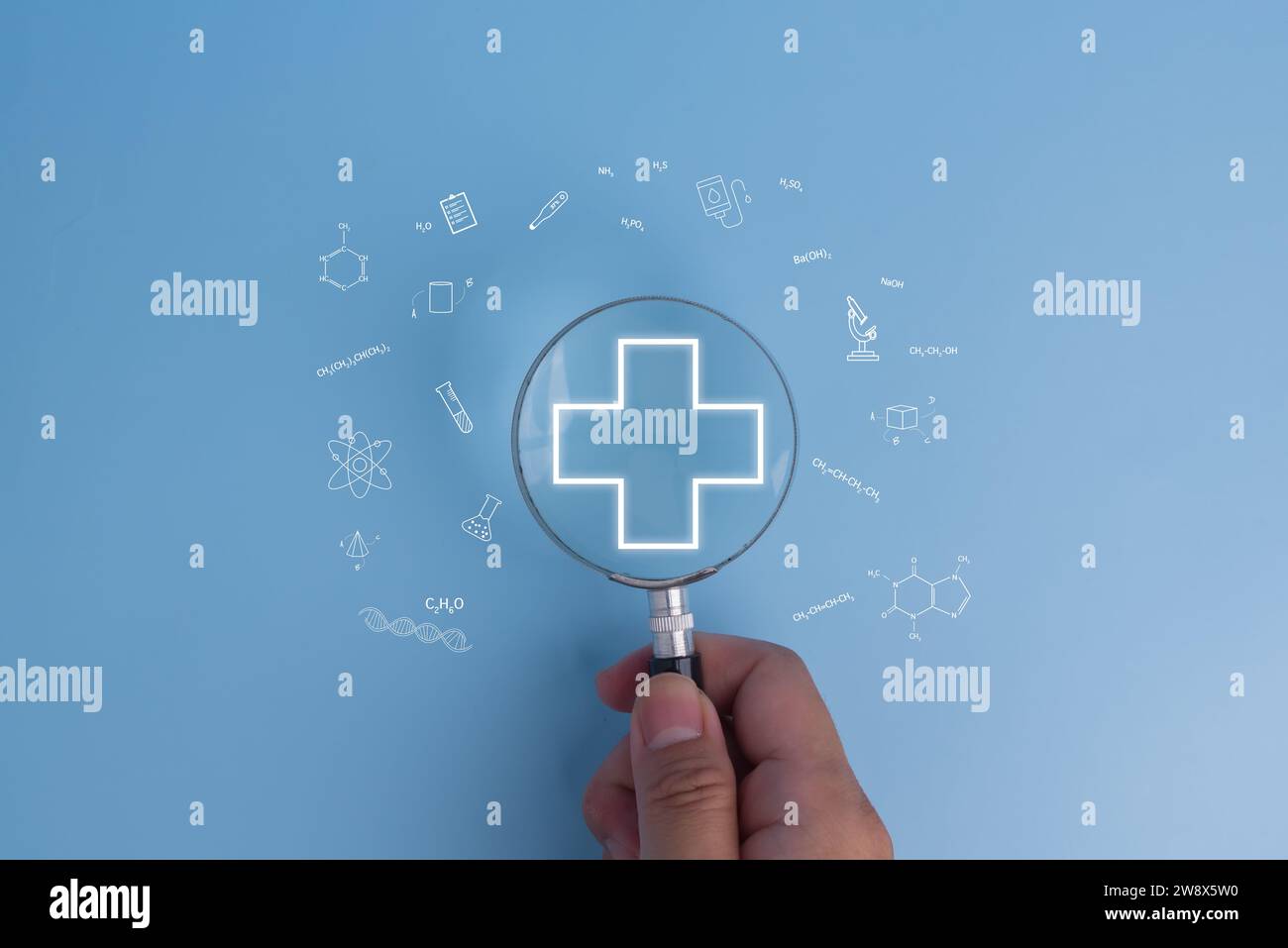 Accès aux soins de santé et bien-être concept de soins médicaux avec loupe, famille et icônes de signe plus. Banque D'Images