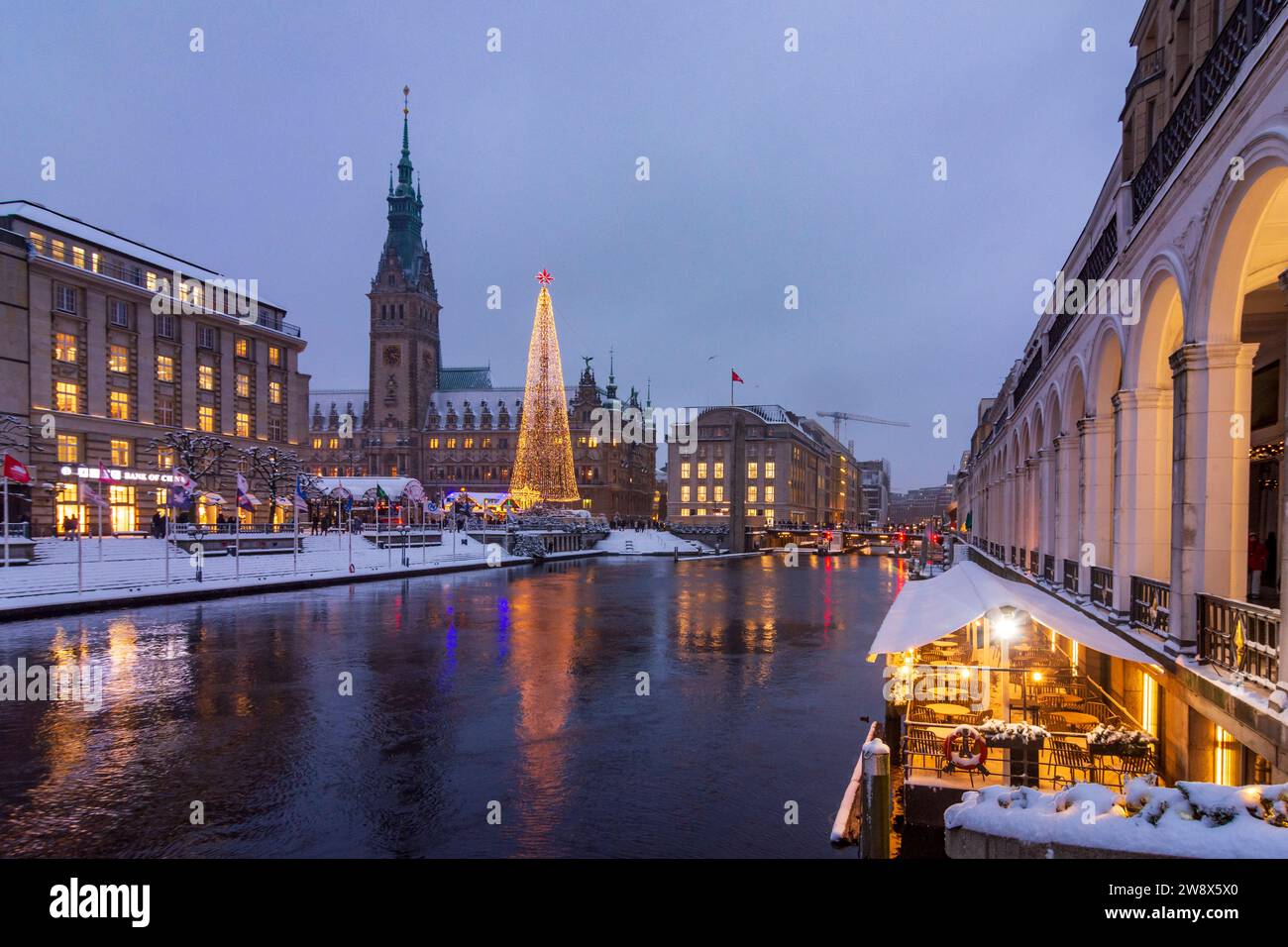 Hambourg : marché de Noël de Hambourg en face de la mairie, décoration de Noël, stands de vente, gens, chutes de neige, canal Kleine Alster à , Hambourg, Germa Banque D'Images