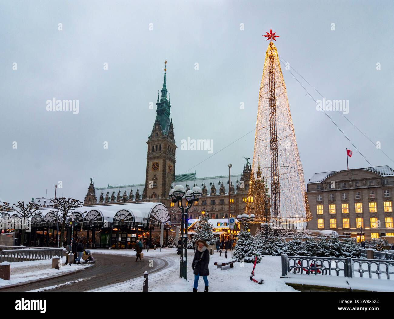 Hambourg : marché de Noël de Hambourg en face de la mairie, décoration de Noël, stands de vente, gens, chutes de neige en , Hambourg, Allemagne Banque D'Images