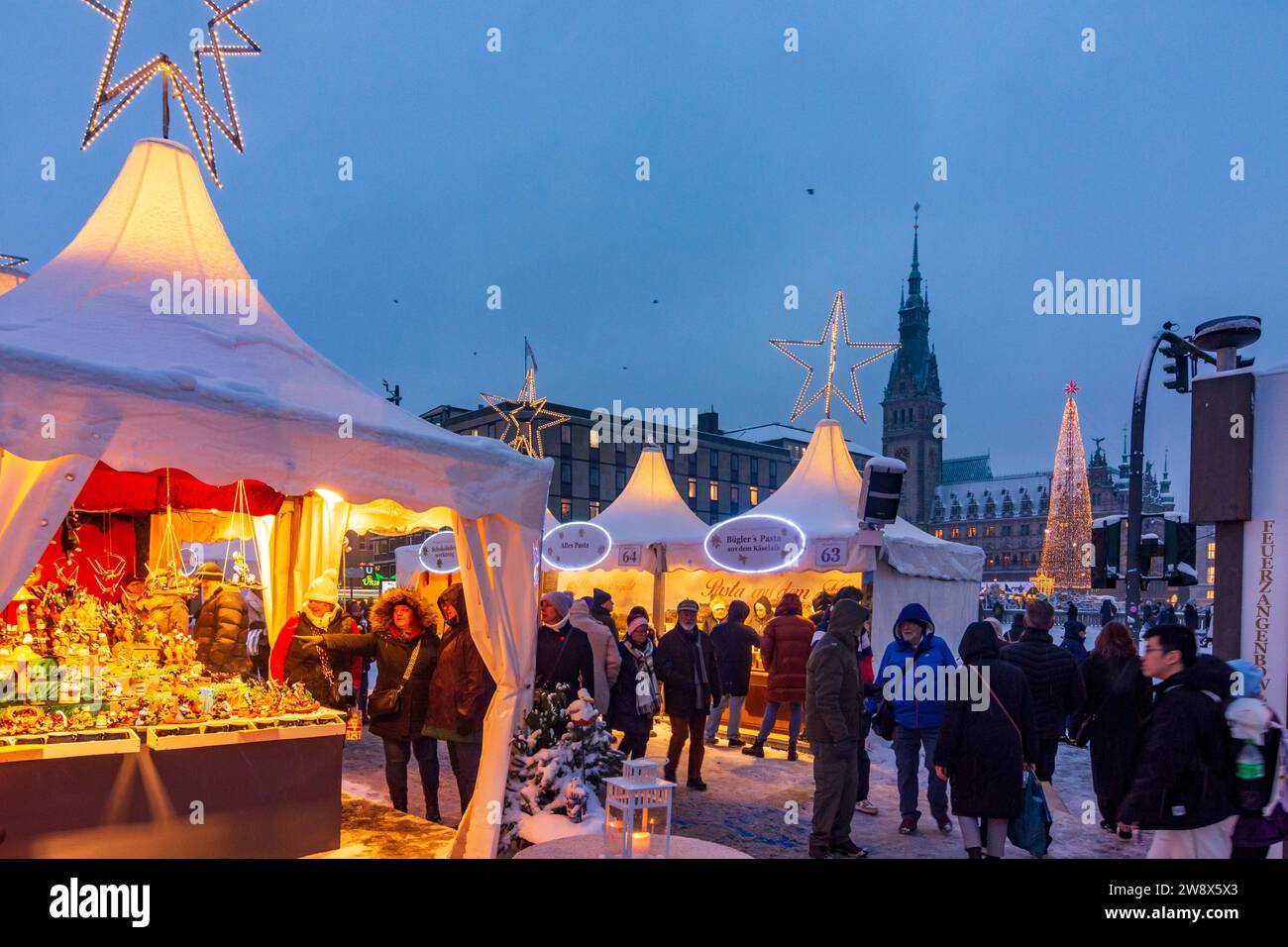 Hambourg : marché de Noël au lac Binnenalster, décoration de Noël, stands de vente, gens, chutes de neige, vue de la mairie à , Hambourg, Allemagne Banque D'Images