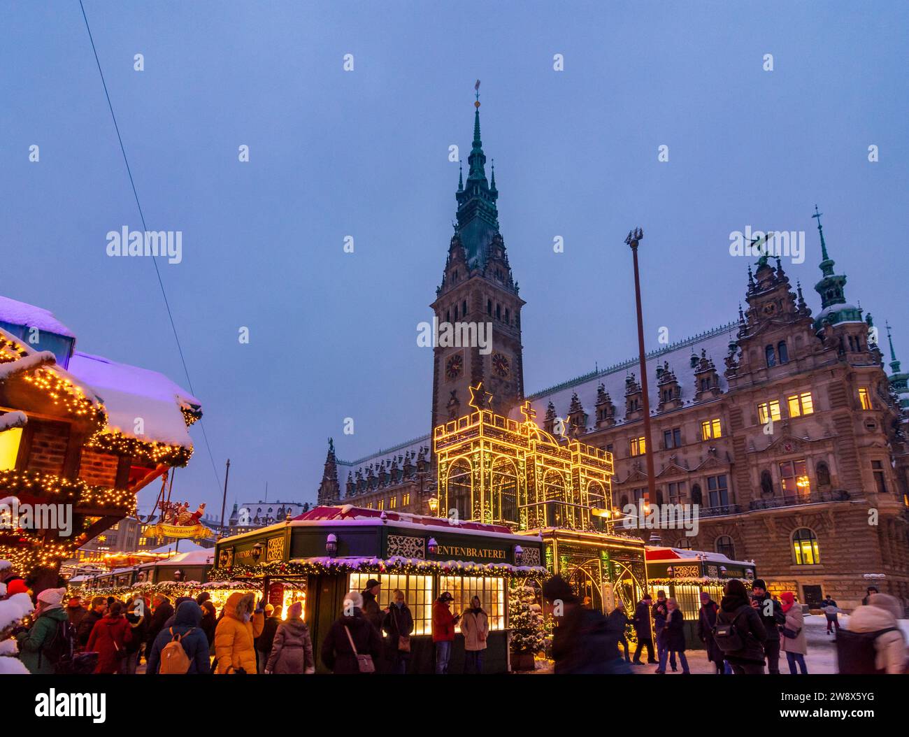 Hambourg : marché de Noël de Hambourg en face de la mairie, décoration de Noël, stands de vente, gens, chutes de neige en , Hambourg, Allemagne Banque D'Images