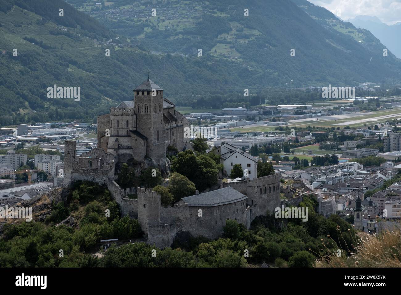 La basilique de Valère au sommet de la colline à Sion par une journée ensoleillée en Suisse Banque D'Images