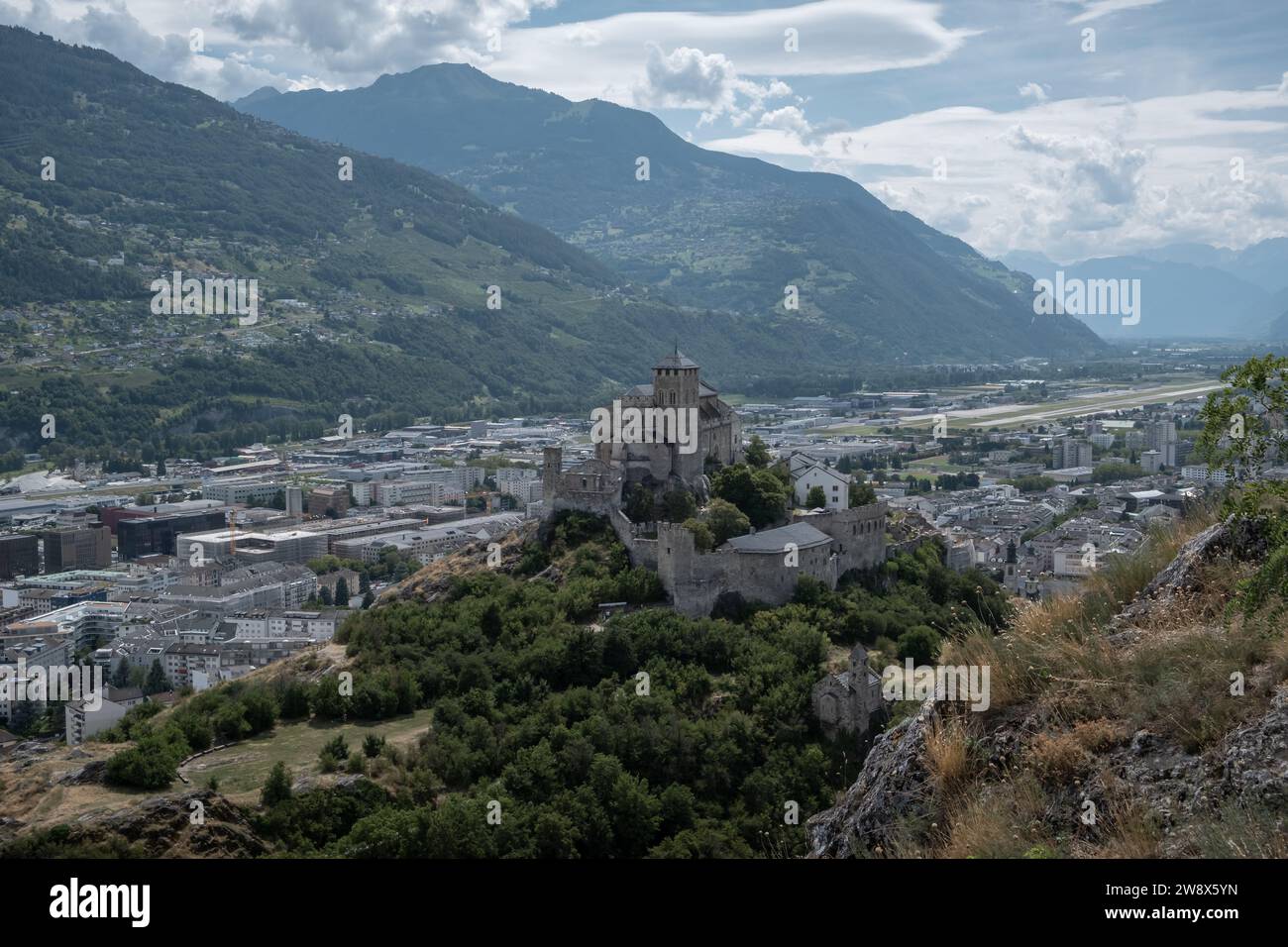 La basilique de Valère surplombant Sion par une journée ensoleillée en Suisse Banque D'Images