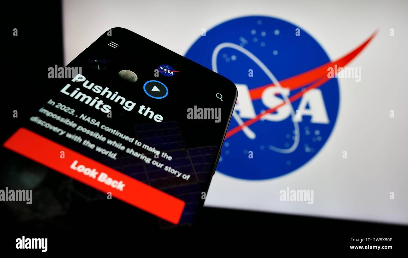 Smartphone avec le site Web de la National Aeronautics and Space Administration (NASA) des États-Unis devant le logo. Effectuez le focus sur le coin supérieur gauche de l'écran du téléphone. Banque D'Images Smartphone avec le site Web de la National Aeronautics and Space Administration (NASA) des États-Unis devant le logo. Effectuez le focus sur le coin supérieur gauche de l'écran du téléphone. Banque D'Images