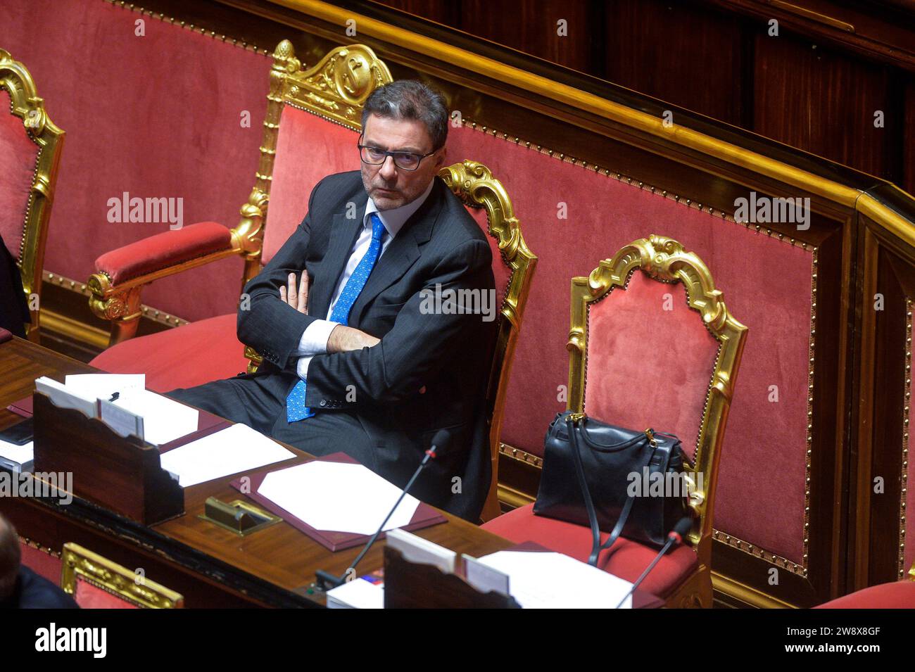 Italie, Rome, le 22 décembre 2023 : Giancarlo Giorgetti, ministre de l'économie, participe au Senato pour la déclaration de vote et le vote de confiance sur la loi de Budget économique 2024 photo © Stefano Carofei/Sintesi/Alamy Live News Banque D'Images