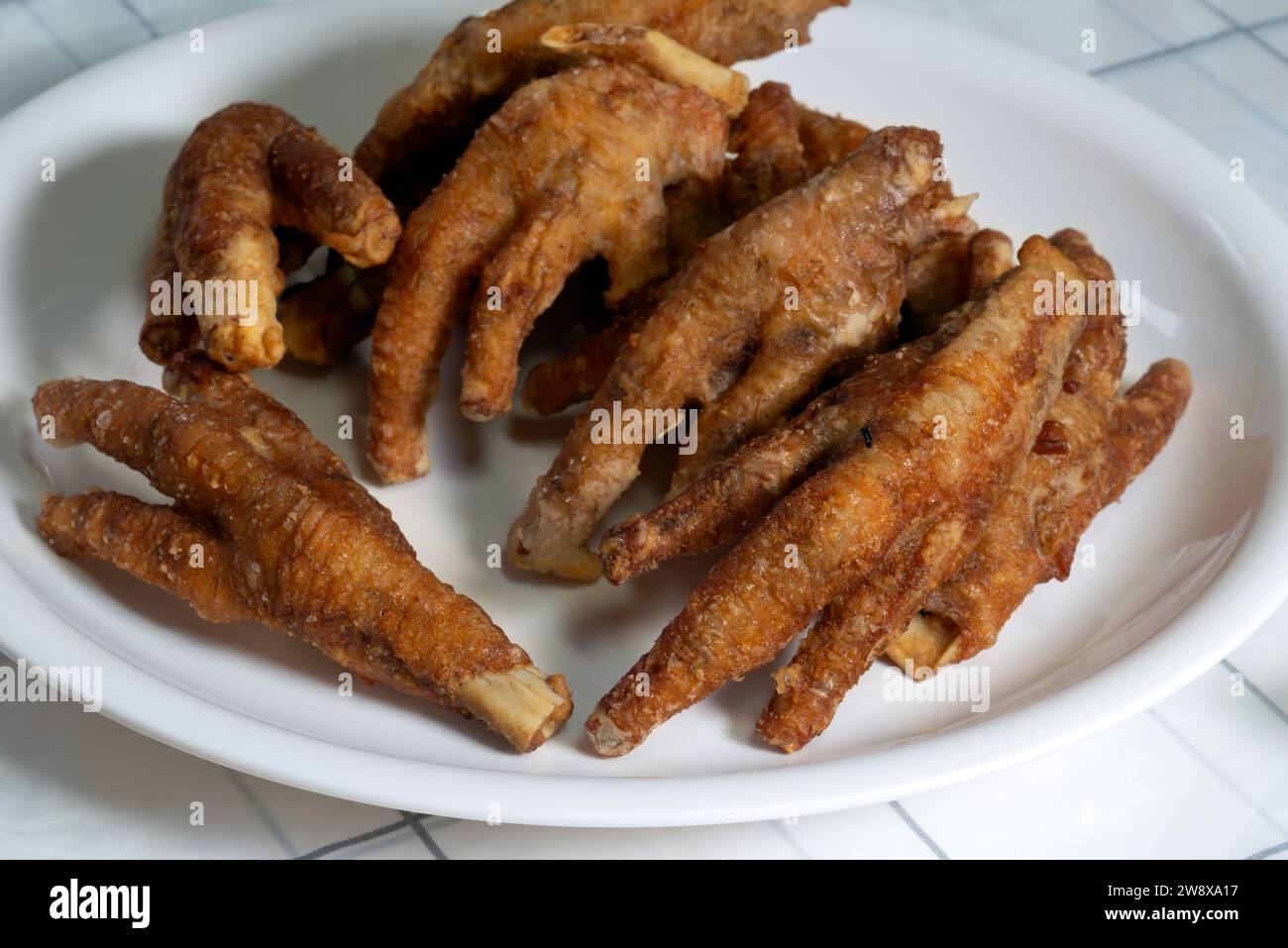 pieds de poulet frits sur une assiette Banque D'Images