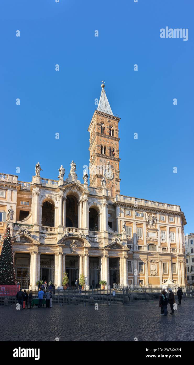 Horloge et clocher au-dessus de la Basilique Sainte Marie majeure (Santa Maria Maggiore), Rome, Italie. Banque D'Images