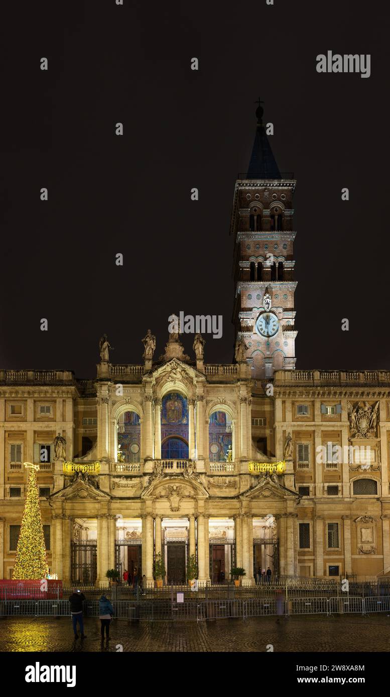 Horloge et clocher au-dessus de la Basilique Sainte Marie majeure (Santa Maria Maggiore), Rome, Italie, éclairés la nuit. Banque D'Images