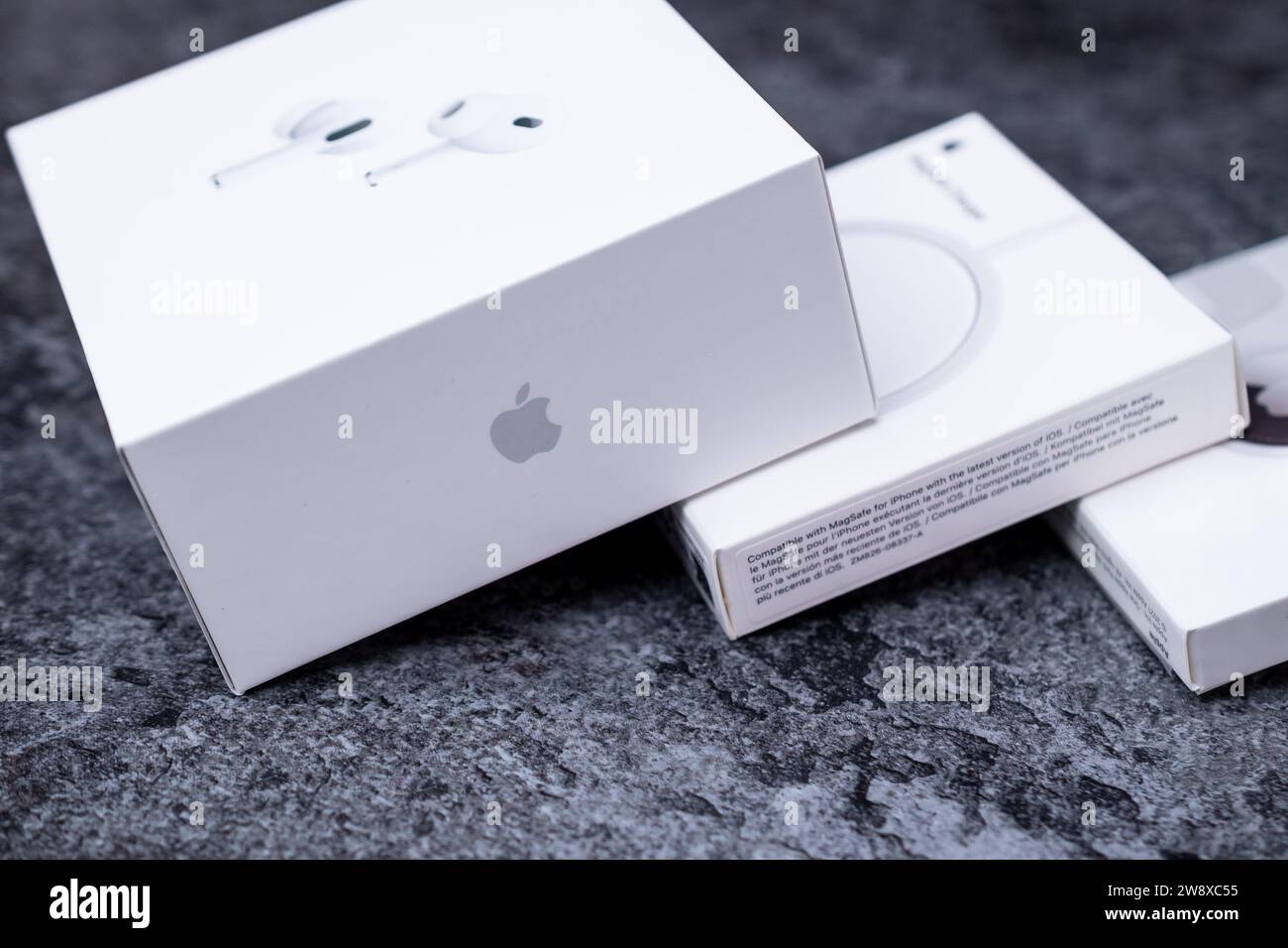 Apple airpods 2 Banque de photographies et d'images à haute résolution -  Alamy