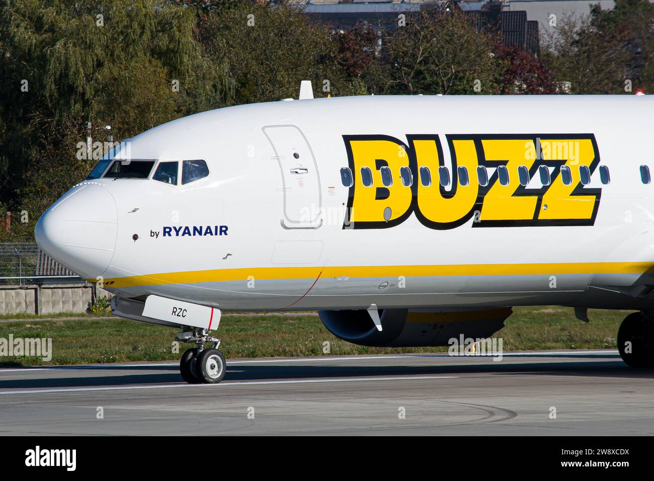 Buzz Airlines (exploité par Ryanair) Boeing 737 MAX 8-200 gros plan du poste de pilotage au sol après l'atterrissage à l'aéroport de Lviv. Photo de haute qualité Banque D'Images