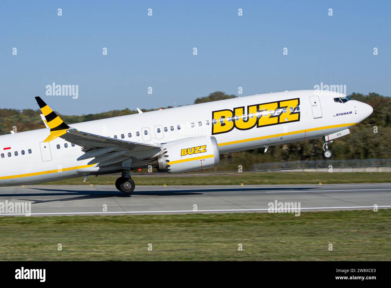 Buzz Airlines (exploité par Ryanair) Boeing 737 MAX 8-200 gros plan au décollage de l'aéroport de Lviv Banque D'Images