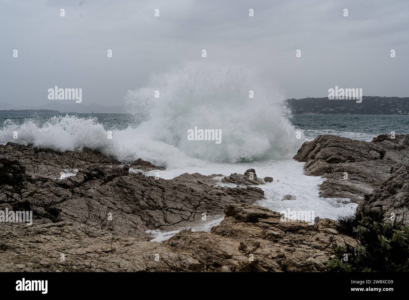 Vagues s'écrasant pendant la tempête sur un rivage rocheux. Photo de haute qualité. Climat événement naturel météo Banque D'Images